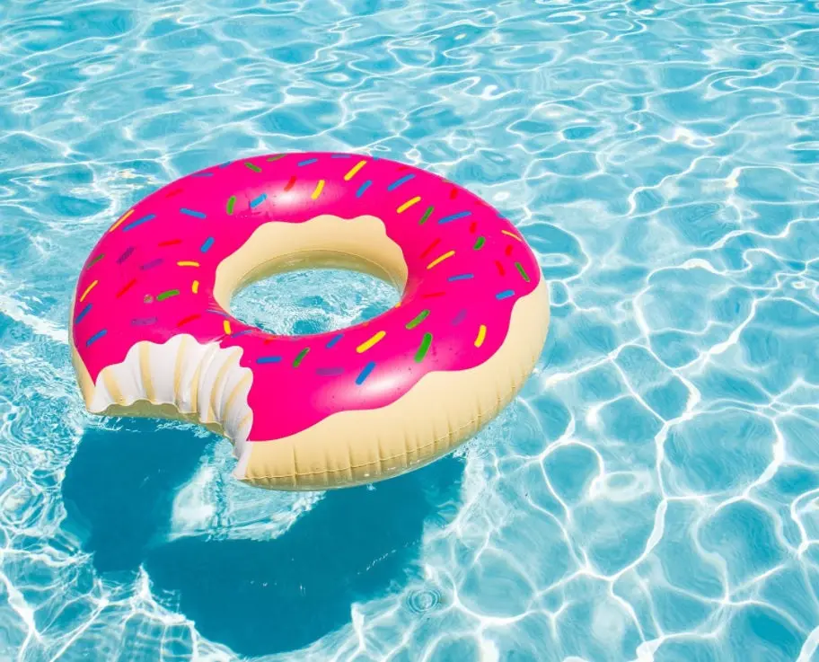 [CU-135] Donut Shaped Pool Float
